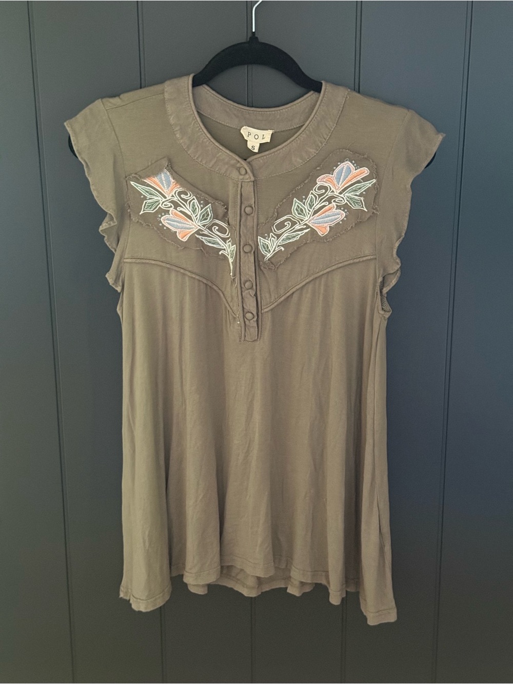 🫒 POL Women’s Sleeveless Embroidered Olive Green Floral Top - Size S